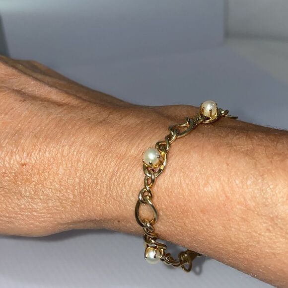 Elegant Gold and Pearl Bracelet - Picture 3 of 5
